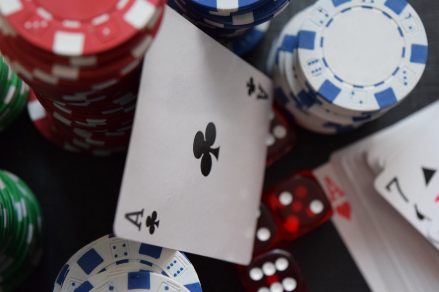 Nhiều ưu đãi cực hot khi trải nghiệm sảnh cược Poker tại nhà cái V9BET.